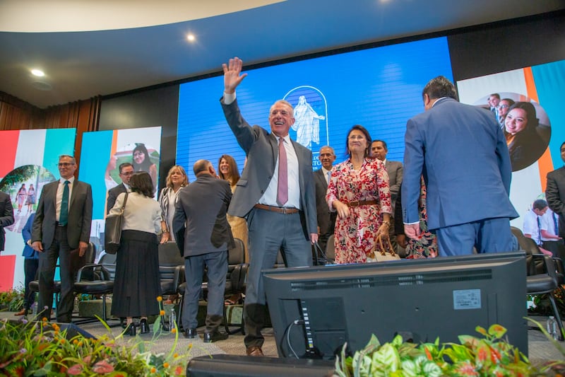 Élder Ulisses Soares do Quórum dos Doze Apóstolos acena para os jovens depois do devocional na Cidade do México, México, em 28 de agosto de 2026.