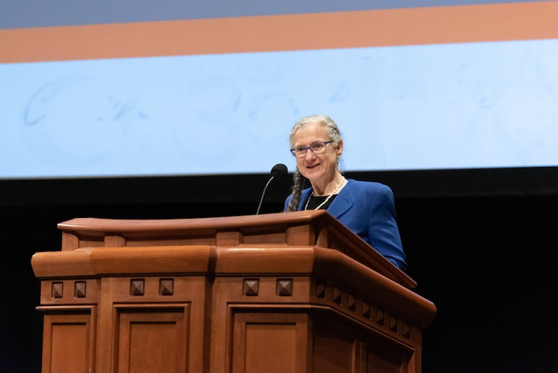 Ann Braude, da Harvard Divinity School, discursa em um simpósio sobre “Mulheres, Religião e Registros” no Teatro do Centro de Conferências no sábado, 25 de fevereiro de 2023.