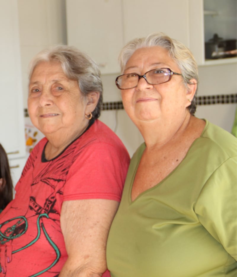Nazaré Negreiros e sua mãe, Delzuita Guerreiro, santos dos últimos dias de Manaus, Brasil, são mostradas em 2012.