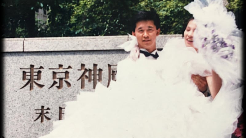 Seiji Tokuzawa e sua esposa, Hitoe, em frente ao Templo do Japão Tóquio em 1988.