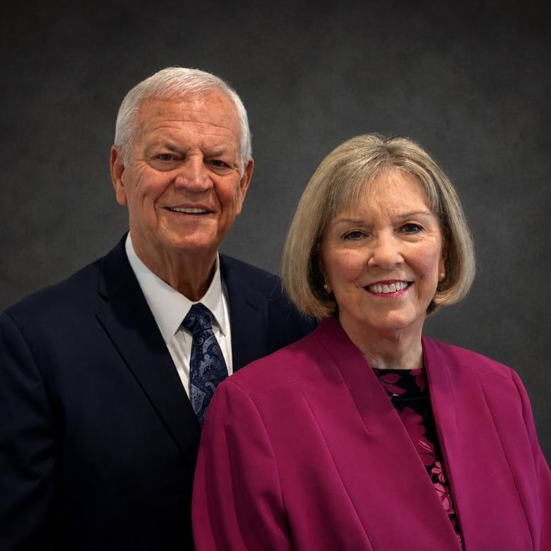 Tommy L. Hamilton e Debbie Hamilton, que começarão a servir como presidente e matrona do novo Templo de Fort Worth, Texas quando for dedicado.