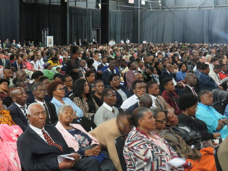 Mais de 7.500 membros da Igreja reúnem-se para uma conferência multi-estacas no Centro de Convenções Gallagher perto de Johanesburgo, África do Sul, no domingo, dia 10 de novembro, 2019.