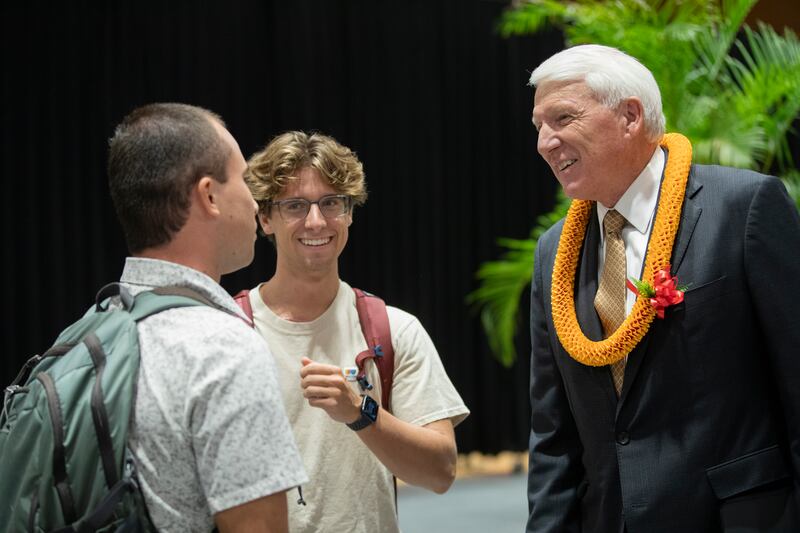 Irmão Jan E. Newman, segundo conselheiro na presidência geral da Escola Dominical, fala conversa com alunos da Universidade Brigham Young-Havaí após um devocional em Laie, Havaí, na terça-feira, 19 de setembro de 2023.