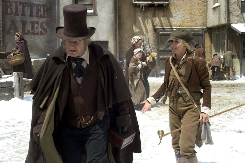 Kelsey Grammer, à esquerda, como Ebenezer Scrooge, e Jane Krakowski como o acendedor de lâmpadas em um still de A Christmas Carol: The Musical, de 2004, da rede NBC.