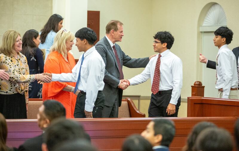 Elder Gary E. Stevenson do Quórum dos Doze Apóstolos aperta a mão de um jovem após o devocional assistido por 1.000 jovens de Mérida e Campeche, México.