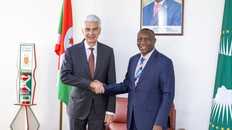 Élder Gérald Caussé tira uma foto com um funcionário do governo de Burundi em Bujumbura, Burundi, 22 de outubro de 2026.