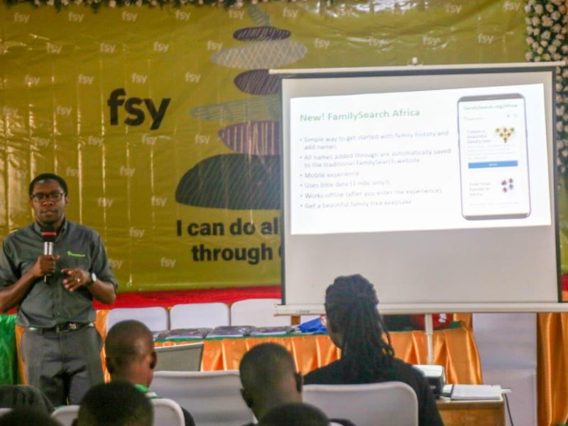 Robert Ouko Opiyo ensina sobre o FamilySearch na conferência FSY em Korogwe, Tanzânia, realizada de 26 a 30 de junho de 2023.
