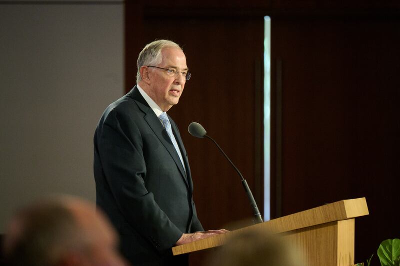 Elder Neil L. Andersen discursa durante o Seminário para Novos Líderes de Missão de 2026, na quinta-feira, 18 de junho de 2026, no Centro de Treinamento Missionário de Provo, em Provo, Utah.