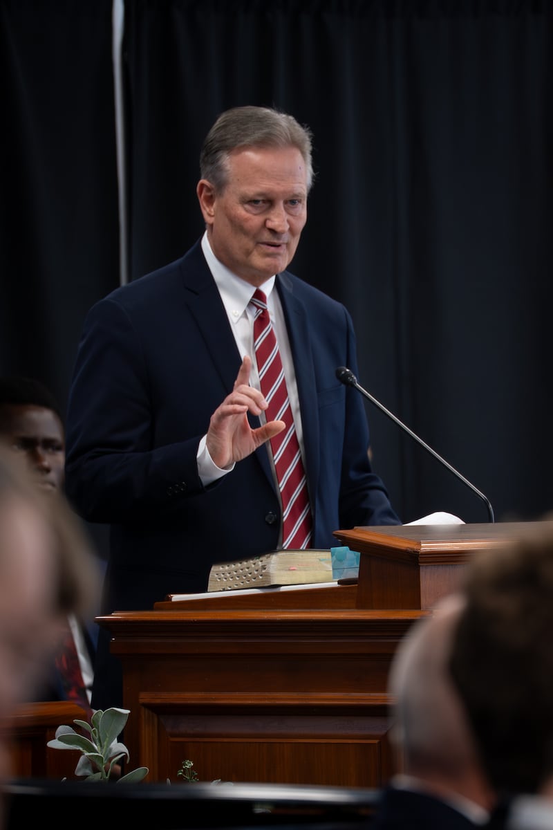 Elder K. Brett Nattress, um Setenta Autoridade Geral, dá o devocional na Ensign College na terça-feira, 24 de março de 2026.