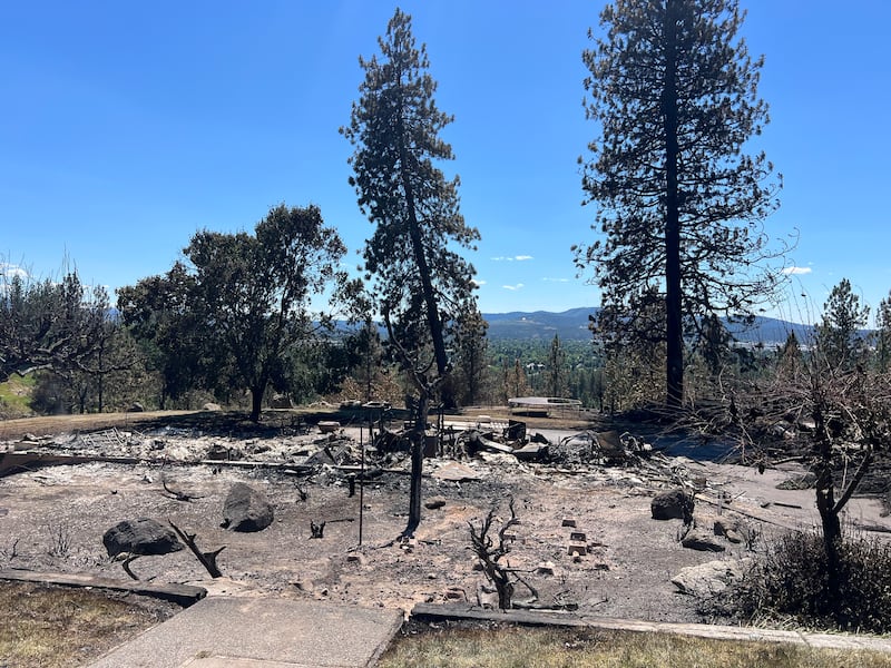 A vista da frente da propriedade onde a casa da família Anglesey ficava antes do Incêndio Upriver em Spokane, Washington, passar na terça-feira, 16 de junho de 2026.