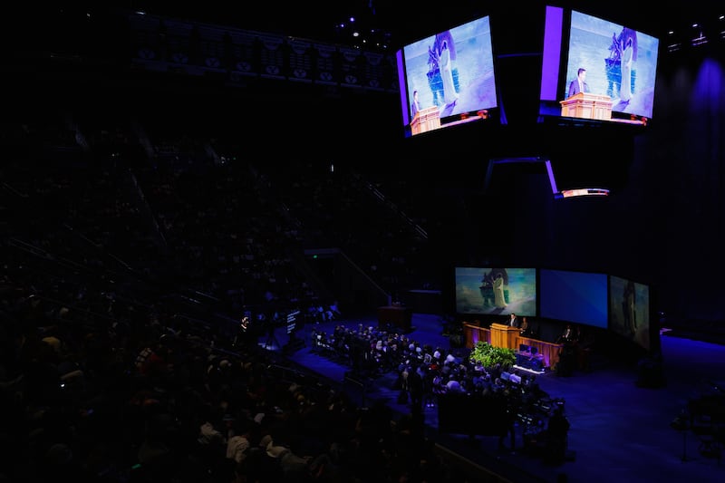 Estudantes da BYU se reúnem no Marriott Center no campus de Provo, Utah, para o devocional semanal do campus com o Elder B. Corey Cuvelier, uma Setenta Autoridade Geral, na terça-feira, 11 de novembro de 2025.