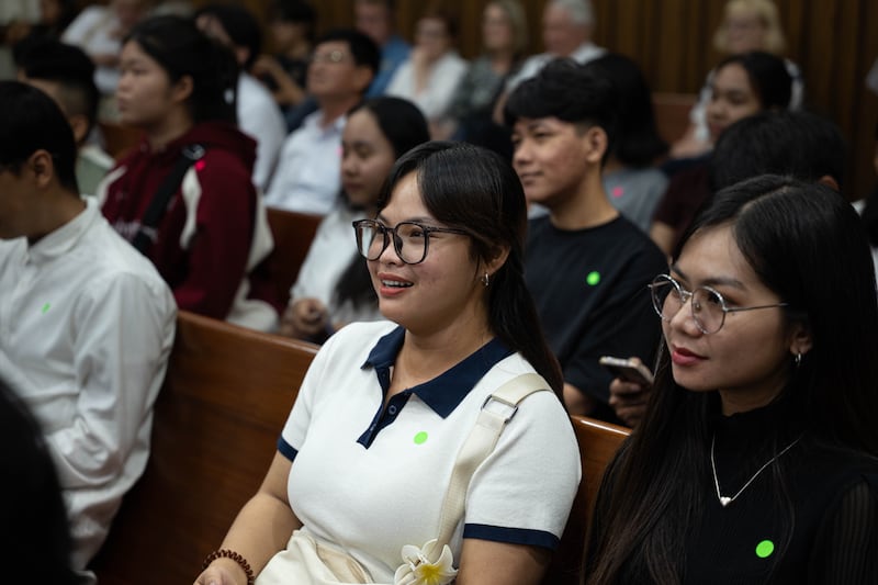 Os participantes ouvem durante a sessão de informações da feira educacional na Área Ásia realizada no Distrito Leste de Phnom Penh, Camboja, em 18 de outubro de 2025.
