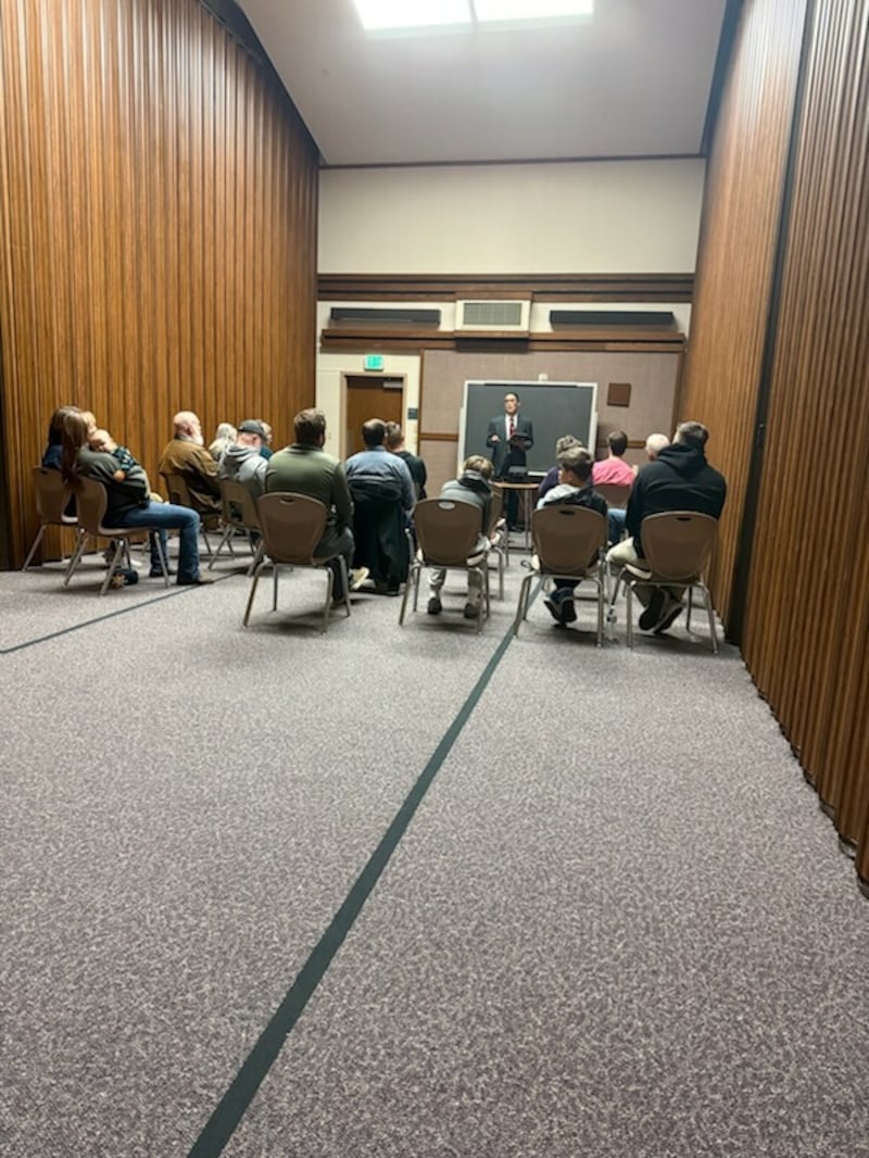 Uma empresa se reúne para uma aula durante uma conferência de For the Strength of Adults da Ala Marshfield em Marshfield, Missouri, 17 de janeiro de 2026.