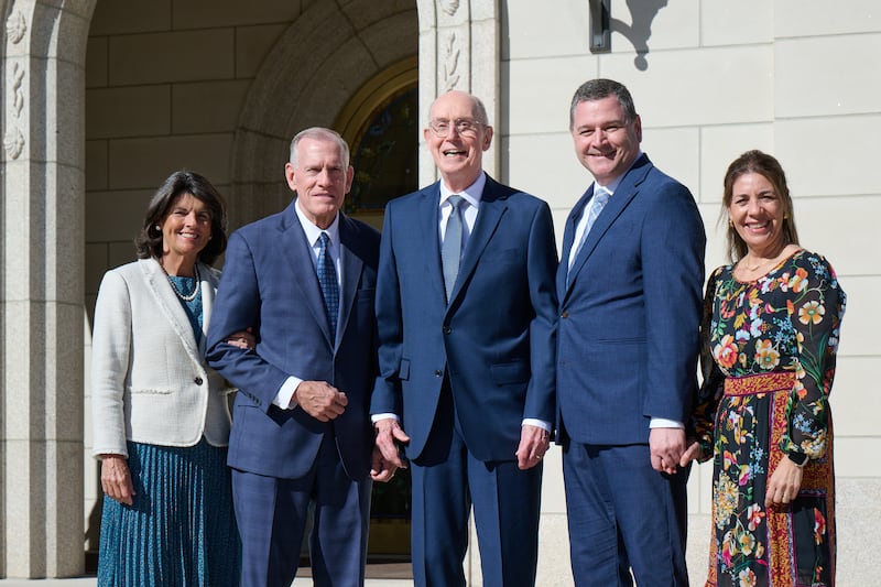 Presidente Henry B. Eyring está de pé em frente ao Templo de Montpelier Idaho entre os Setenta Autoridade Geral Élder Steven R. Bangerter, à esquerda, e Élder Ricardo P. Giménez, à direita, e suas esposas, Irmã Susan A. Bangerter e Irmã Catherine Giménez, respectivamente.