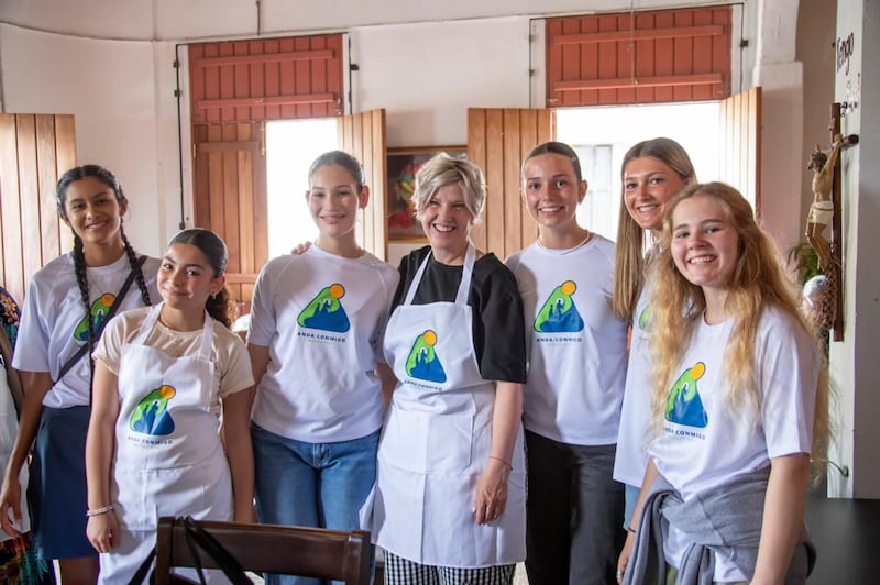 A Presidente Emily Belle Freeman está com moças durante uma atividade de serviço comunitário em Naguabo, Porto Rico, no sábado, 16 de maio de 2026.