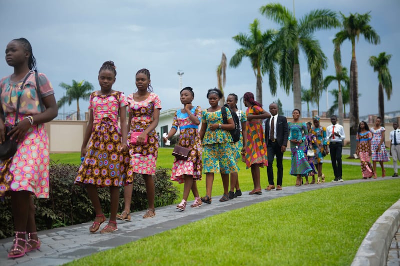 A juventude entra em uma capela que fica ao lado do Templo de Kinshasa República Democrática do Congo para um devocional vespertino com o Élder Dale G. Renlund, do Quórum dos Doze Apóstolos, no sábado, 13 de abril de 2019.