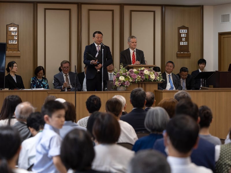 Élder David A. Bednar do Quórum dos Doze Apóstolos fala em uma reunião celebrando o 125º aniversário de A Igreja de Jesus Cristo dos Santos dos Últimos Dias no Japão, em Yamate, Yokohama, em 30 de agosto de 2026.