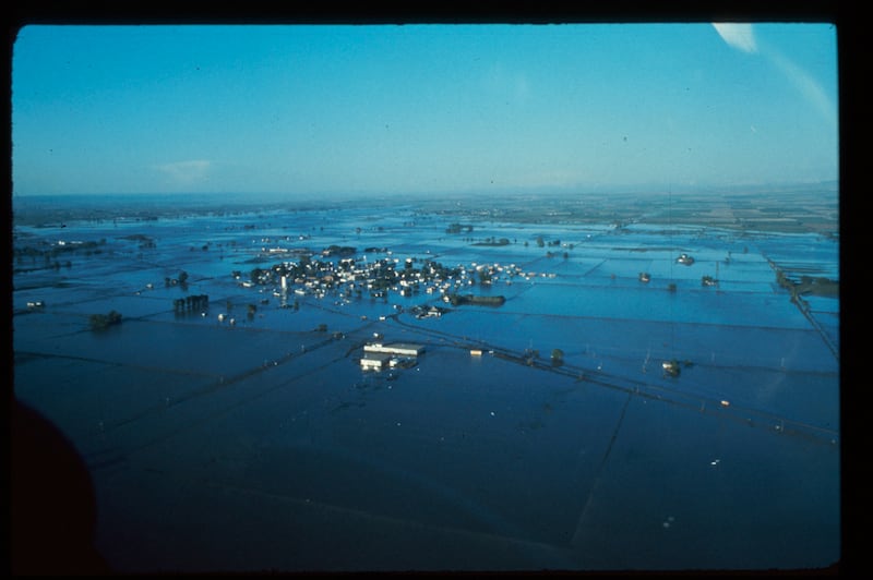 Uma foto aérea das inundações causadas pelo colapso da Barragem Teton em junho de 1976.