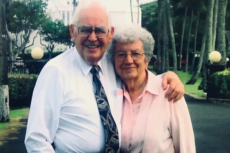 Wayne e Bernice Ursenbach, do lado de fora do Templo de Laie Havaí. Wayne Ursenbach, um santo dos últimos dias, lutou na Batalha do Bulge no final da Segunda Guerra Mundial.