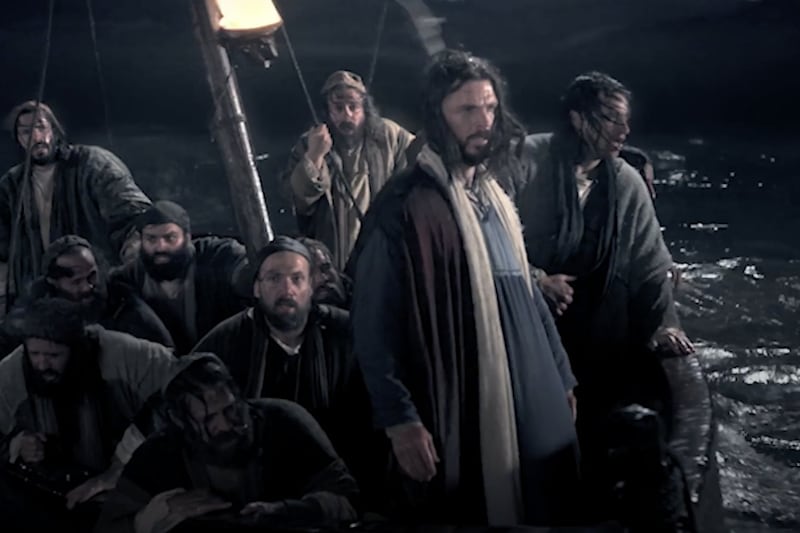 Nesta captura de tela dos Vídeos da Bíblia, o Salvador acalmou os mares agitados quando Seus Apóstolos temiam por suas vidas.