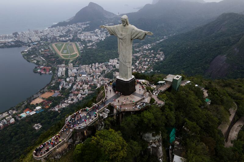 Nesta imagem aérea capturada com um drone, a estátua de Cristo Redentor se destaca acima do Rio de Janeiro, Brasil, sexta-feira, 8 de outubro de 2021, uma semana antes de seu 90º aniversário. (Foto AP/Lucas Dumphreys)