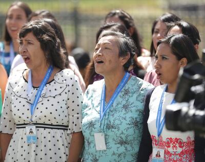 Mulheres no coral da pedra de esquina cantam antes da dedicação do dia 15 de dezembro, 2019, do Templo de Arequipa Peru.