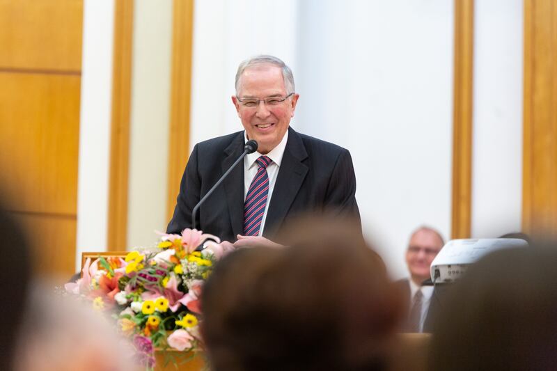 Élder Neil L. Andersen, do Quórum dos Doze Apóstolos, discursa em uma conferência de liderança, com líderes de estacas e alas em Recife, Brasil, no sábado, 4 de março de 2023.