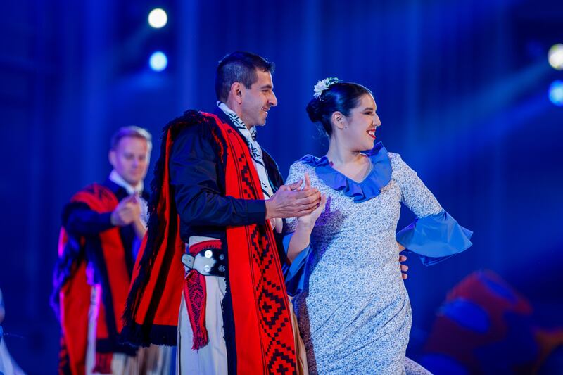 Dançarinos com trajes tradicionais apresentam danças de vários países da América Latina durante um ensaio geral do "Luz de las Naciones" em Salt Lake City, Utah, 3 de novembro de 2025.