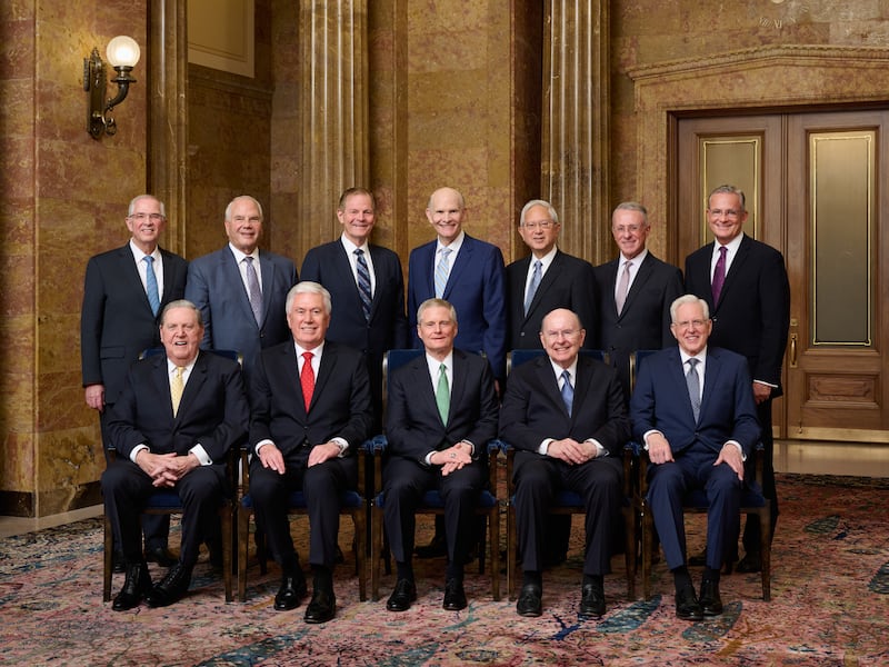 O Quórum dos Doze Apóstolos fotografado em 6 de fevereiro de 2024. Primeira fila, da esquerda para a direita: Presidente Jeffrey R. Holland, Élder Dieter F. Uchtdorf, Élder David A. Bednar, Élder Quentin L. Cook e Élder D. Todd Christofferson. Fila de trás, da esquerda para a direita: Élder Neil L. Andersen, Élder Ronald A. Rasband, Élder Gary E. Stevenson, Élder Dale G. Renlund, Élder Gerrit W. Gong, Élder Ulisses Soares e Élder Patrick Kearon.