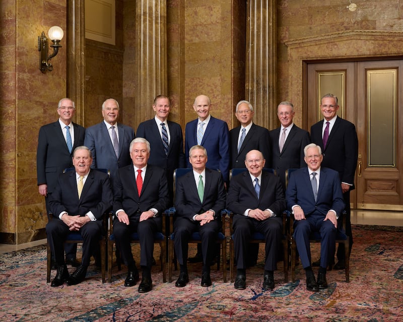 O Quórum dos Doze Apóstolos fotografado em 6 de fevereiro de 2024. Primeira fila, da esquerda para a direita: Presidente Jeffrey R. Holland, Élder Dieter F. Uchtdorf, Élder David A. Bednar, Élder Quentin L. Cook e Élder D. Todd Christofferson. Fila de trás, da esquerda para a direita: Élder Neil L. Andersen, Élder Ronald A. Rasband, Élder Gary E. Stevenson, Élder Dale G. Renlund, Élder Gerrit W. Gong, Élder Ulisses Soares e Élder Patrick Kearon.