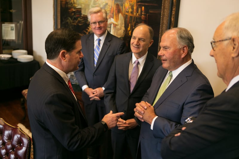 Élder Ronald A. Rasband, do Quórum dos Doze Apóstolos, encontra-se com o governador do Arizona, Doug Ducey, na sexta-feira, 18 de outubro de 2019.