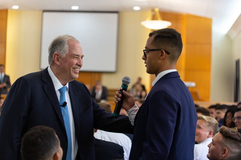 Élder Neil L. Andersen, do Quórum dos Doze Apóstolos, à esquerda, ouve um élder falar sobre sua escritura favorita durante uma reunião no sábado, 4 de março de 2023, com as duas missões sediadas em Recife, Brasil.