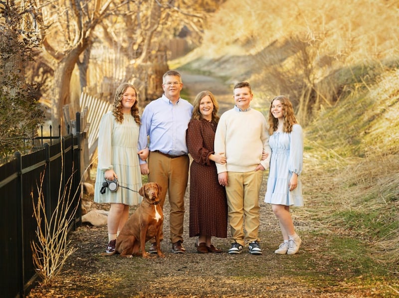 Katie Edna Steed — a gerente de especialista em deficiências da Igreja, ao centro — posa para uma foto com sua família em Provo, Utah, outubro de 2024.