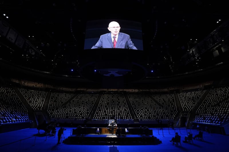 Presidente Dallin H. Oaks, primeiro conselheiro na Primeira Presidência, fala para um grupo de estudantes, socialmente distanciados, reunidos no Marriott Center no campus da BYU, no dia 27 de outubro de 2020 para a primeira pequena reunião desde o surto de COVID-19.