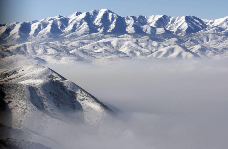 Os topos das montanhas Oquirrh e Wasatch se elevam acima de um mar de névoa no Vale do Lago Salgado na sexta-feira, 7 de janeiro de 2011.