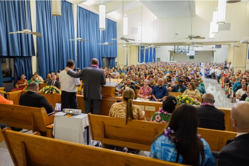 Elder Gary E. Stevenson do Quórum dos Doze Apóstolos discursa durante o devocional para mulheres e meninas em Apia, Samoa, em 23 de maio de 2026.
