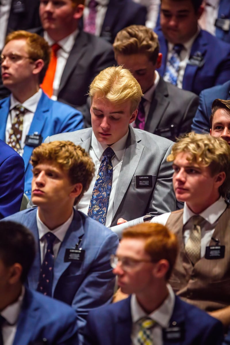 Os missionários ouvem e fazem anotações enquanto Élder David A. Bednar, do Quórum dos Doze Apóstolos, discursa durante um devocional no Centro de Treinamento Missionário em Provo, Utah, na terça-feira, 8 de novembro de 2022.