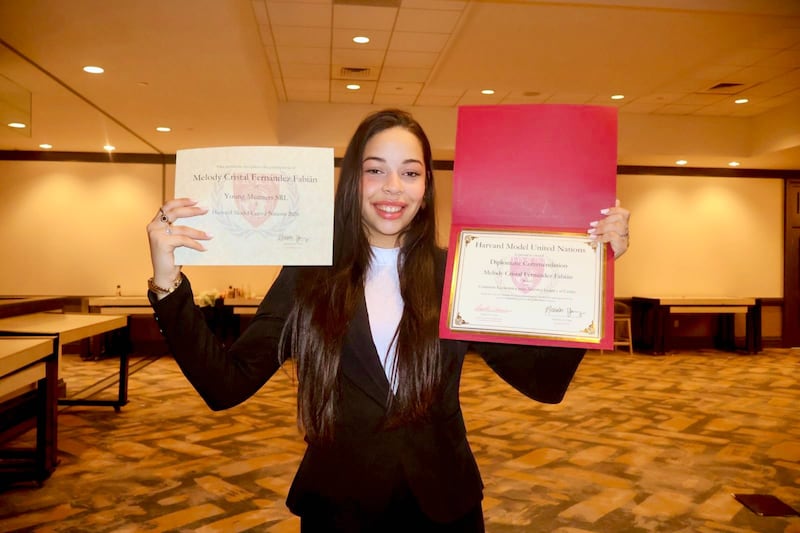 Melody Fernández, de Santo Domingo, República Dominicana, exibe seus certificados após participar do Harvard Model United Nations.