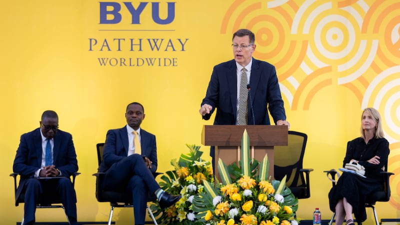 Élder Clark G. Gilbert do Quórum dos Doze Apóstolos fala aos alunos de BYU–Pathway durante o devocional em Accra, Gana, na sexta-feira, 28 de agosto de 2026.