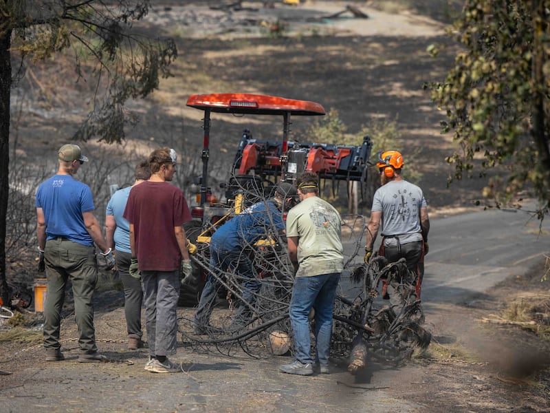 Rapazes jovens e líderes da Estaca Mount Spokane de Spokane, Washington ajudam a limpar os escombros de um bairro danificado por incêndios florestais em Spokane, Washington, na segunda-feira, 3 de agosto de 2026.