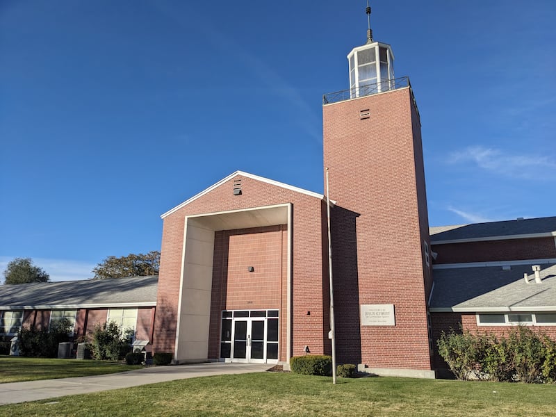 Esta capela de A Igreja de Jesus Cristo dos Santos dos Últimos Dias em West Valley City, Utah, é conhecida como o edifício do farol.