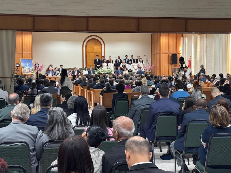 Um coro canta o hino "Cantando Louvamos", ou "Redeemer of Israel" em inglês, na cerimônia de fundamentação do Templo de Santos Brasil no sábado, 1º de agosto de 2026, em Santos, Brasil.