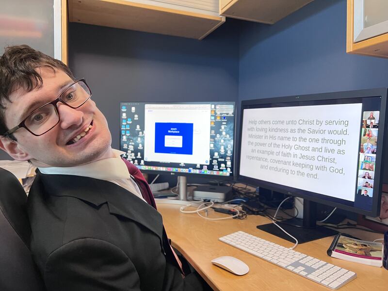 Elder Nathan Smith do Ramo Nottingham da Estaca Sherwood Park Alberta participa de uma videoconferência durante seu treinamento missionário online em Sherwood Park, Alberta, Canadá, 12 de janeiro de 2026.
