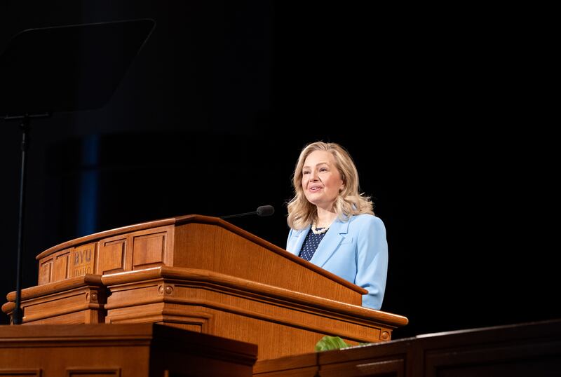 A irmã Jennifer E. Meredith fala aos alunos da BYU–Idaho durante o primeiro devocional do campus do semestre, em 13 de janeiro de 2026, em Rexburg, Idaho.