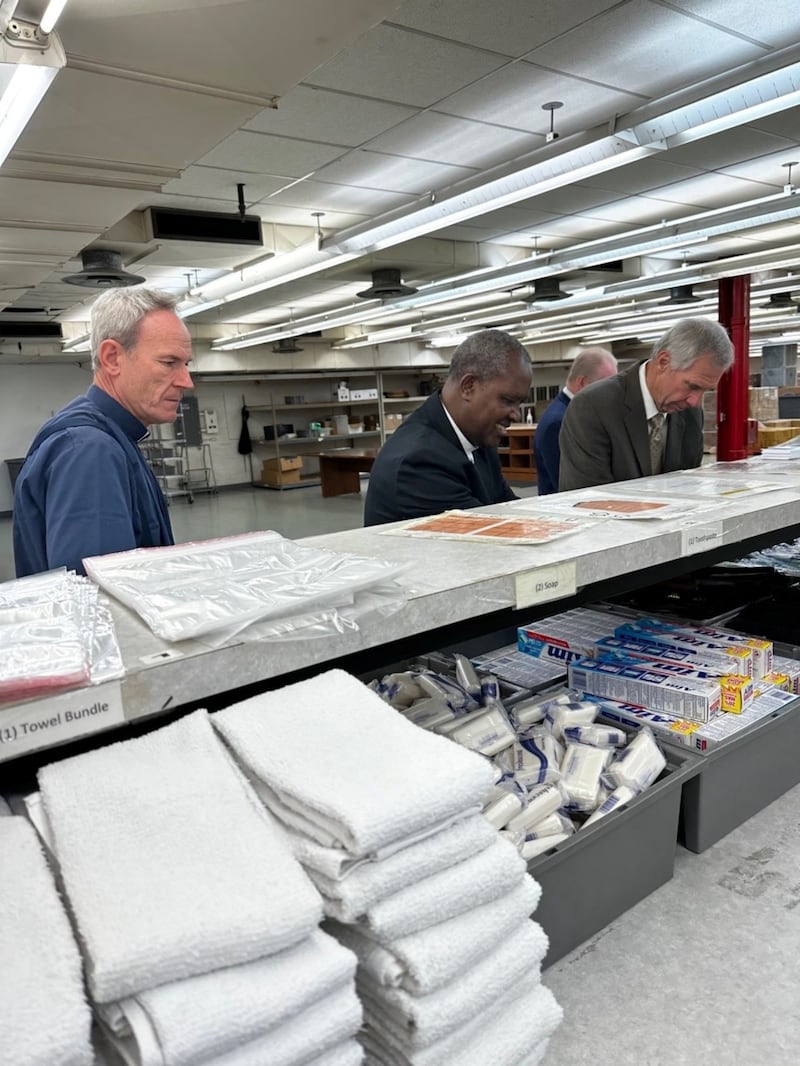Cardeal Antoine Kambanda, arcebispo de Kigali, Ruanda, e padre Eamon Gerard Murray, do Brooklyn, Nova York, visitam o Armazém do Bispo de Salt Lake City, durante uma visita a Utah realizada de 10 a 13 de setembro de 2023.