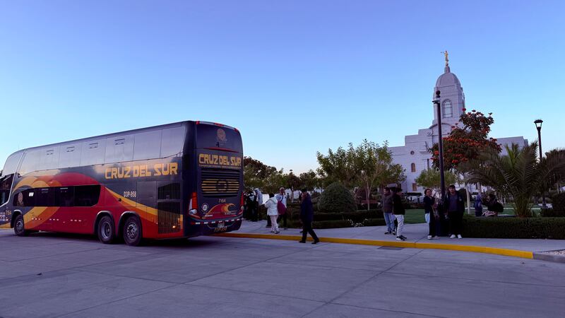 Um ônibus usado para levar 155 Santos dos Últimos Dias de Quillabamba para o Templo de Arequipa Peru estaciona em frente ao templo na primeira semana de agosto de 2025.