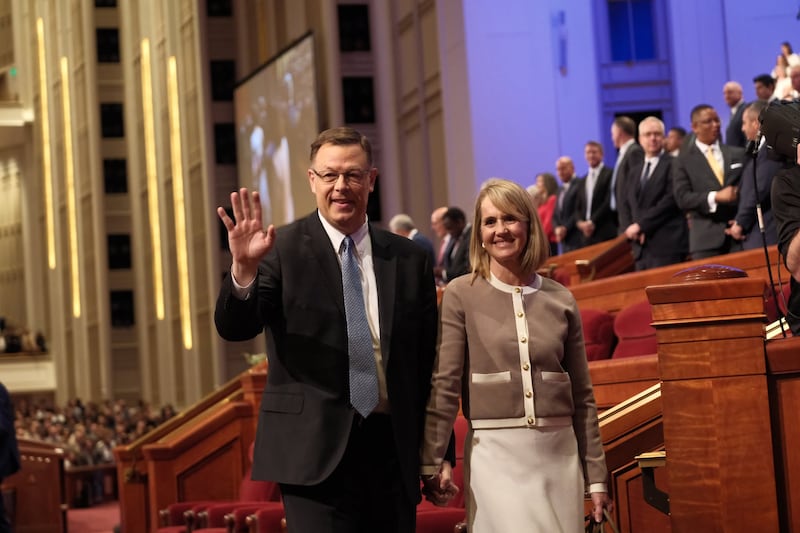 Elder Clark G. Gilbert, do Quórum dos Doze Apóstolos, acena enquanto ele e sua esposa, irmã Christine Gilbert, saem ao final da sessão de sábado à tarde da 196ª Conferência Geral Anual de A Igreja de Jesus Cristo dos Santos dos Últimos Dias, realizada no Centro de Conferências em Salt Lake City, no sábado, 4 de abril de 2026.