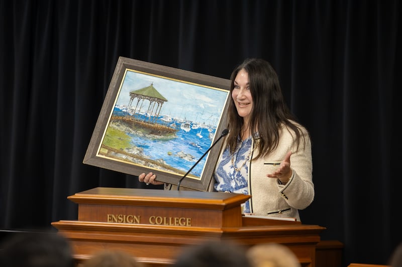 Irmã Fabiana Alliaud mostra uma de suas pinturas aos alunos de Ensign College em Salt Lake City na terça-feira, 15 de setembro de 2026.