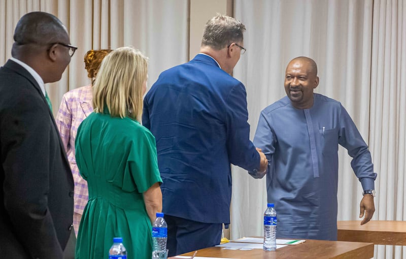 Élder Clark G. Gilbert do Quórum dos Doze Apóstolos cumprimenta o Vice-Presidente de Serra Leoa Mohamed Juldeh Jalloh em Freetown, Serra Leoa, na quarta-feira, 26 de agosto de 2026.
