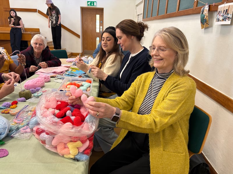 A Sociedade de Socorro do Ramo Milton Keynes faz corações de tricô para a unidade neonatal do hospital Milton Keynes durante um dia de serviço em Northampton, Inglaterra, 14 de março de 2026.